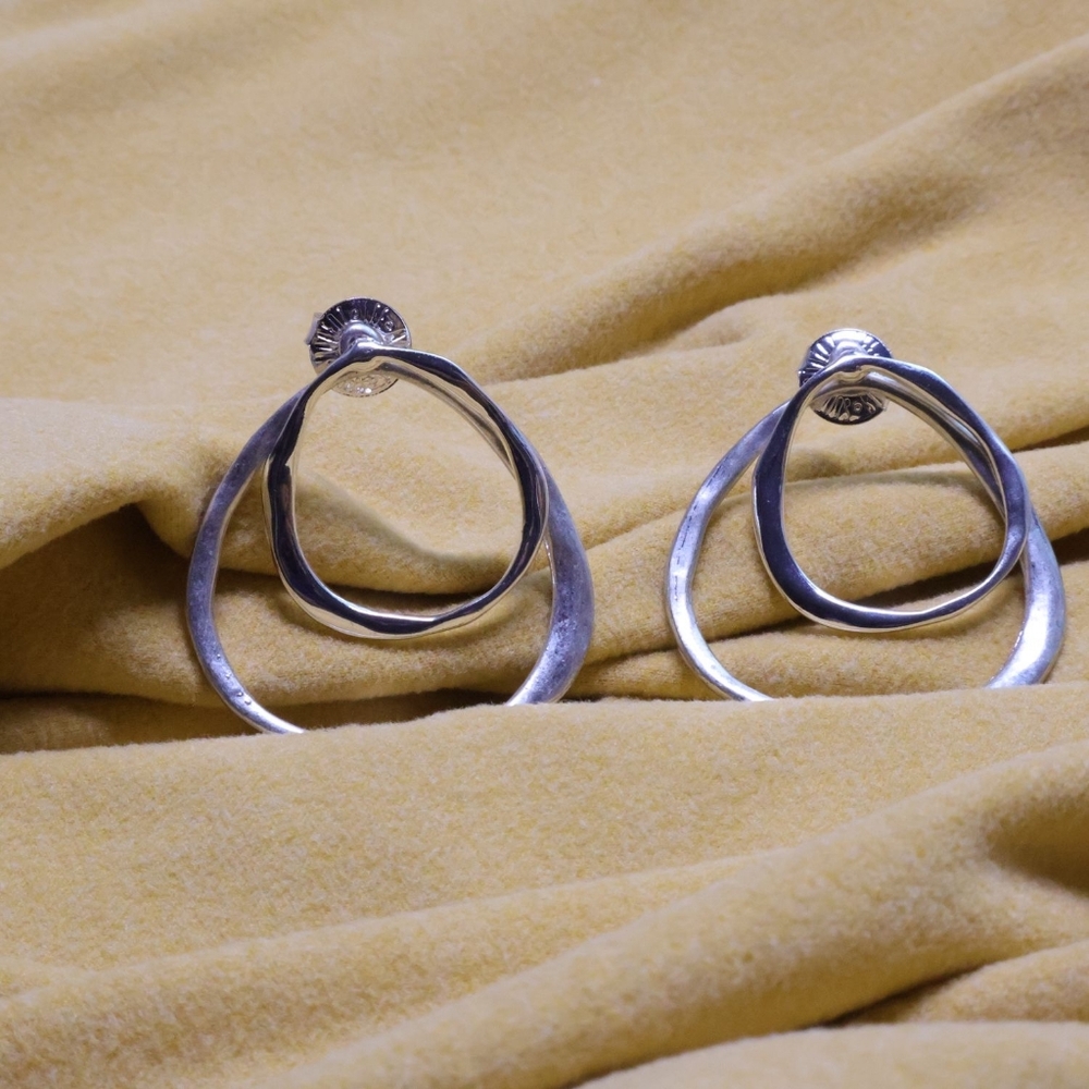 Robert Lee Morris Modern Silver Textured Hoop Earrings Elegant Jewelry - Picture 3 of 3